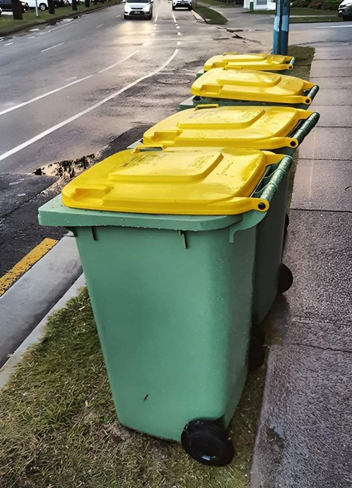 Rangée de poubelles pour collecte et tri de déchets Paris et Île-de-France